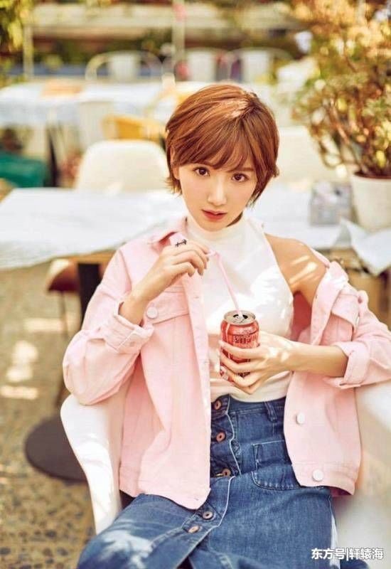 厉害了毛晓彤!穿粉色露肩连衣裙十分显嫩，网友:美的让人羡慕!