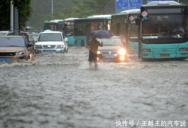 高速公路上突然遇到大暴雨，老司机提醒：记住这4条“保命法则”