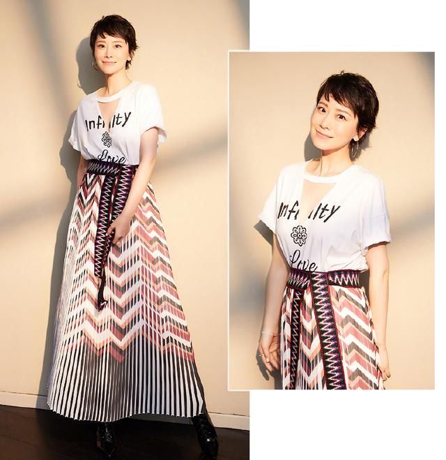 海清出席活动亮点满满，黑西装和领口的镂空，都没这条印花裙抢镜