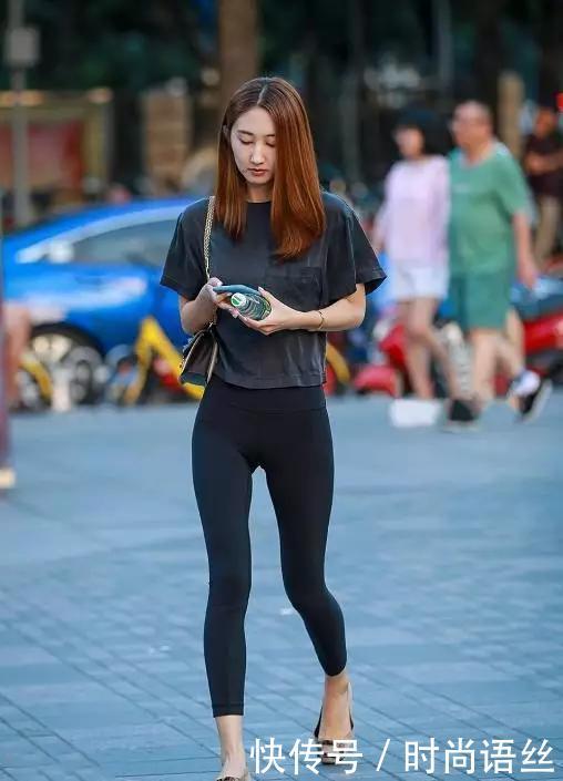 美丽优雅的美女穿着紧身牛仔裤，秀出女性婀娜多姿不一样的美！