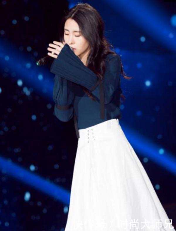 张碧晨裙子里面套裤子很时髦? 让人看不懂的, 还有她脚上那双鞋啊