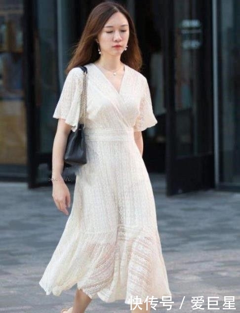  『尽显』时尚靓丽的美女街拍：潮流的美女，尽显婀娜多姿的美