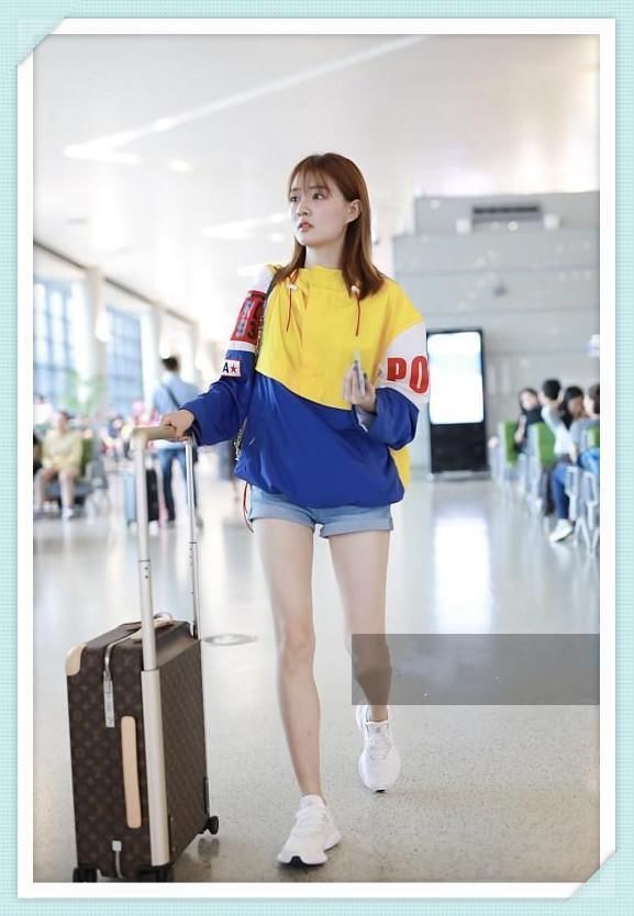 还傻傻穿T恤配短裤扮清纯？太Out！看李宇春、徐璐解锁穿搭新方法