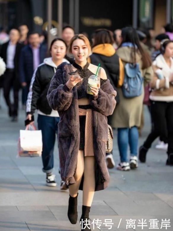 蓝色■蓝色上衣搭配白色短裤,优雅又迷人,街拍:冰肌玉骨的小姐姐