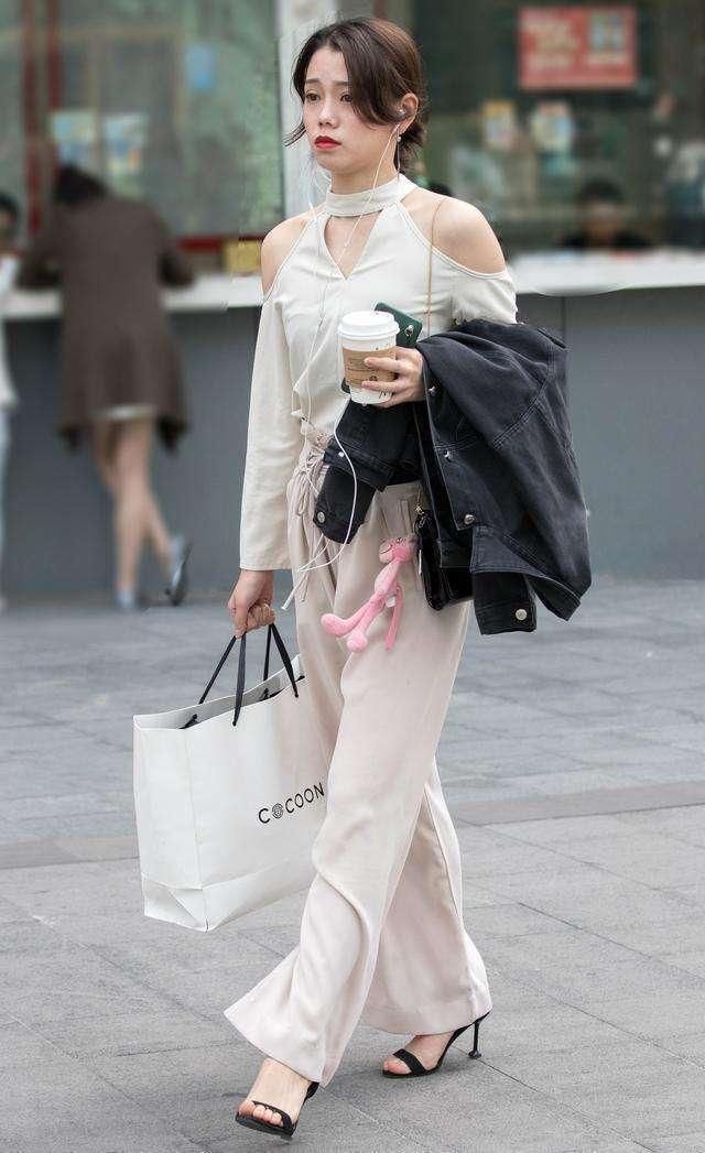 图六肤白貌美小姐姐穿黑色T恤配短裤，简搭穿出时尚感