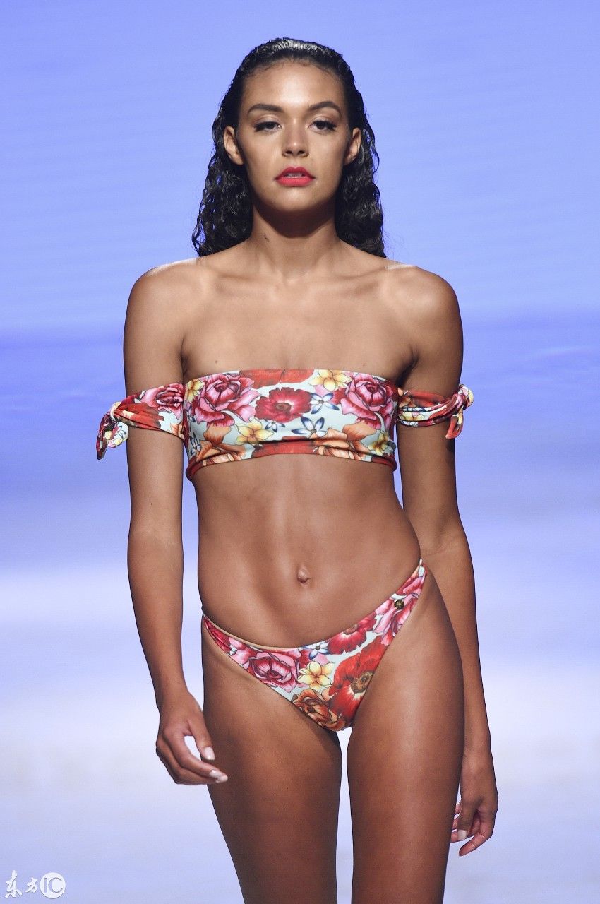 迈阿密泳装时装秀，你只看到模特耀眼的一面，殊不知她们的艰辛