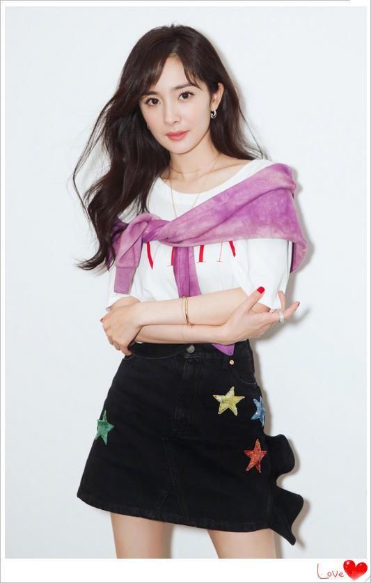 杨幂就是杨幂！牛仔裙里套皮裙居然一点都不丑，网友直呼：美炸了