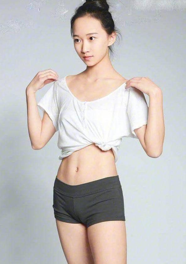 紧身裤让你成为朋友们眼中的女神，男生眼中的焦点