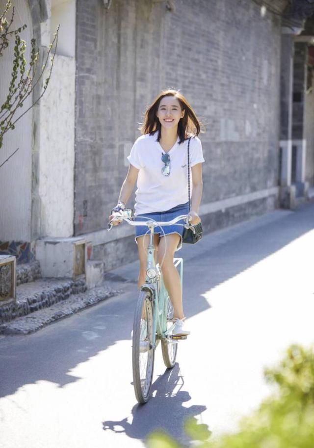 王智咋这么会穿，白色T遇到牛仔，玩出新花样