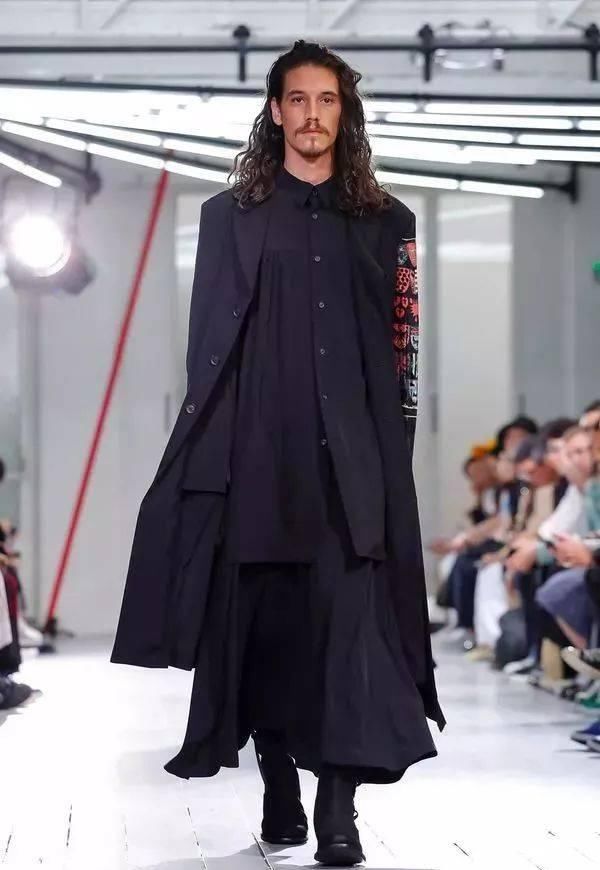  时装秀：Yohji Yamamoto 2020 春夏时装秀：山本耀司的黑色诗意想象