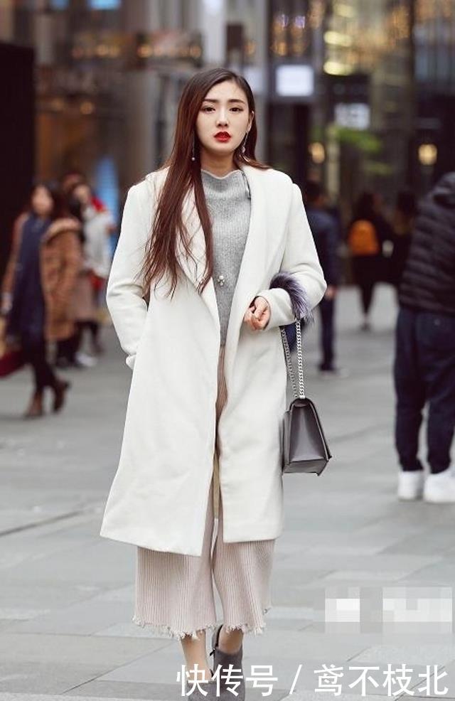 『红色』路人街拍,小姐姐搭配上一条白色的短裙,名媛风十足
