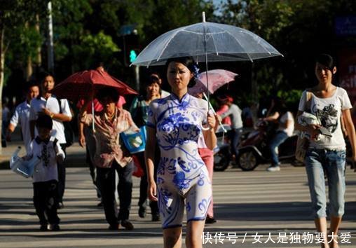 美女不穿衣服上街，一开始路人以为那是旗袍，细看才发现玄机