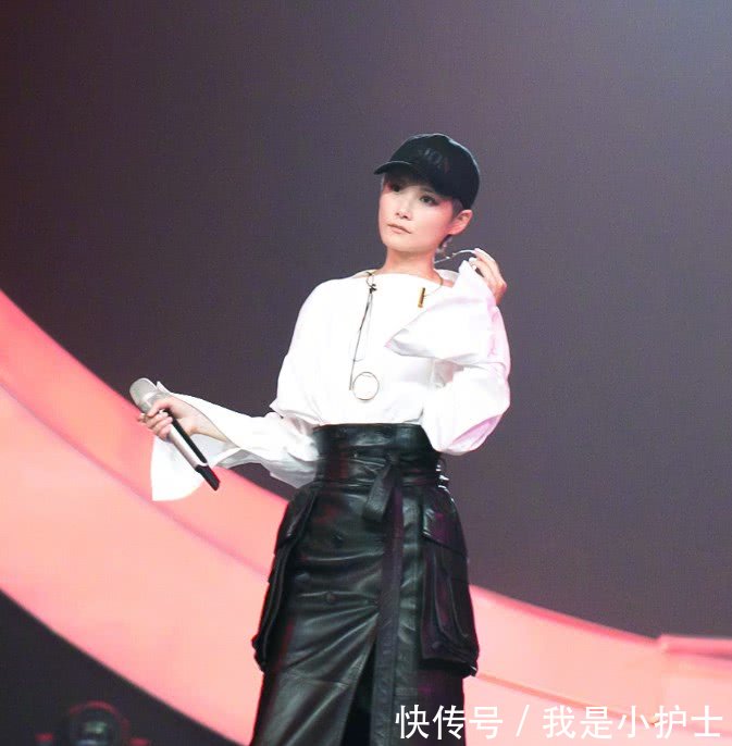 李宇春演唱会造型超雷人，直接穿着“床单”登场却帅出一片天！