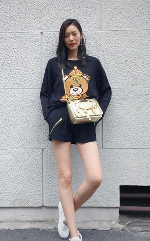 她是享誉国际的超模,不光有让人羡的身材,衣品更是美的没话说!