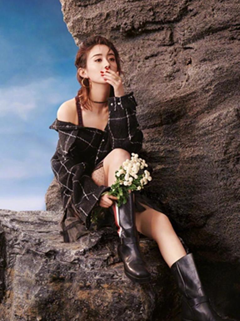 165cm赵丽颖, 穿“雨靴”显腿长, 却被比脸还大的帽子抢镜!