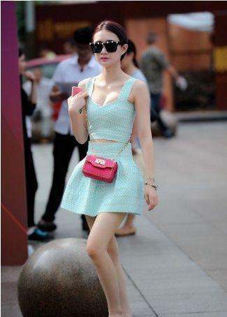 路人街拍，高颜值小姐姐抹胸秀身材，皮肤白皙，气质优雅迷人