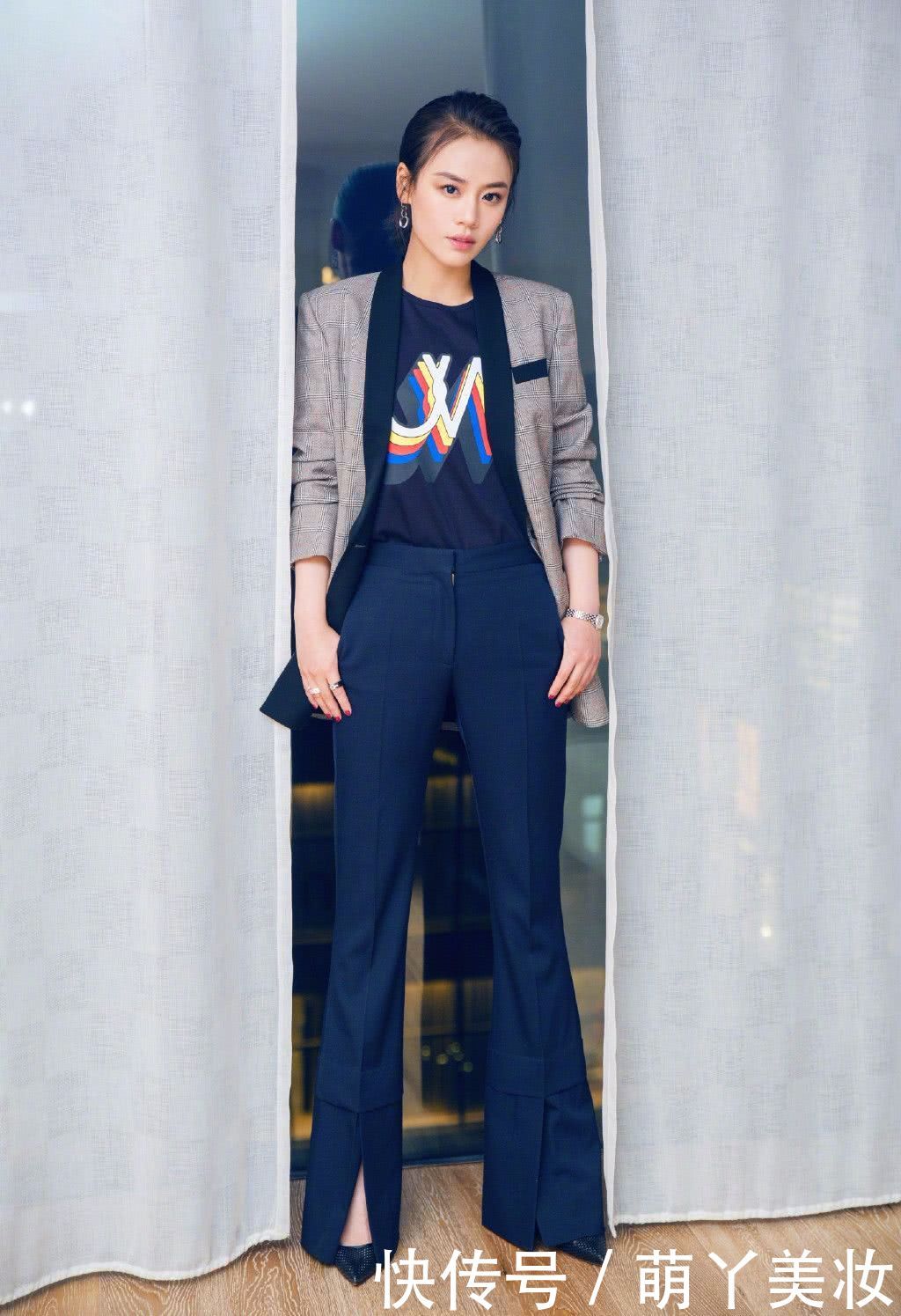 马思纯嫌牛仔裤太窄,故意把裤脚剪开叉,不仅不丑还显高10cm!