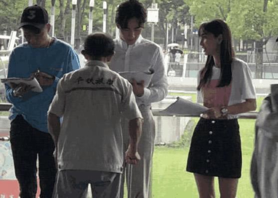 杨颖朱一龙机场拥抱亲吻额头，网友现场拍摄，破除身高作假嫌疑