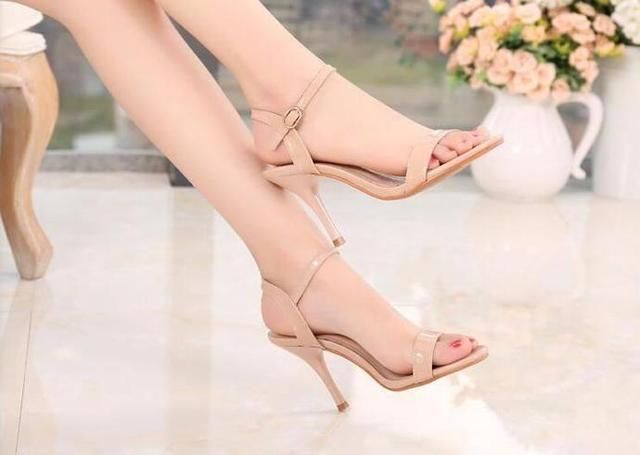 一字带高跟凉鞋，凸显女性高挑出众的身姿
