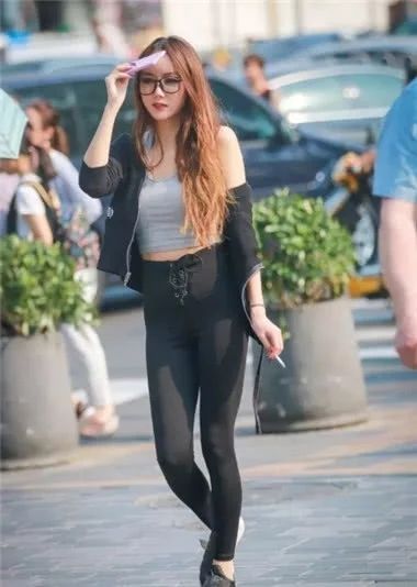 街拍紧身热裤小姐姐，运动风范姣好身材展现无遗