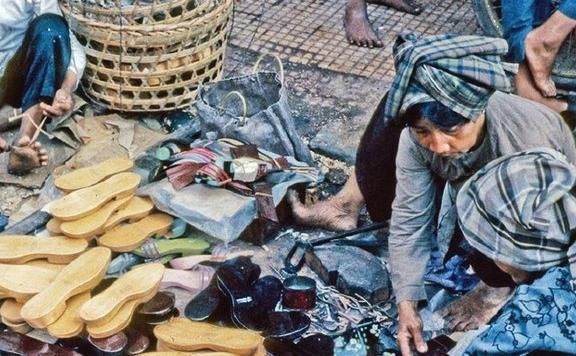 老照片：1969年的越南，芹苴市马路市场上的各种路边摊