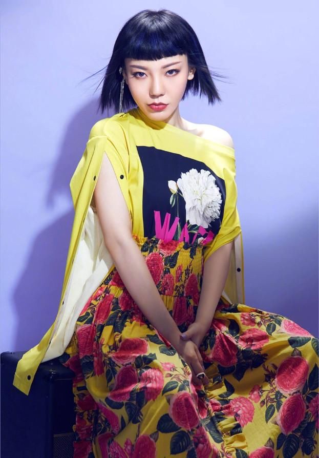 吴莫愁把自己弄成“动漫人物”，衣服剪成倒V，这辈子都不可能撞