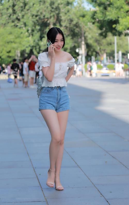 街拍：炎热夏季姑娘们清凉出行简约又时尚，你最喜欢哪一位？