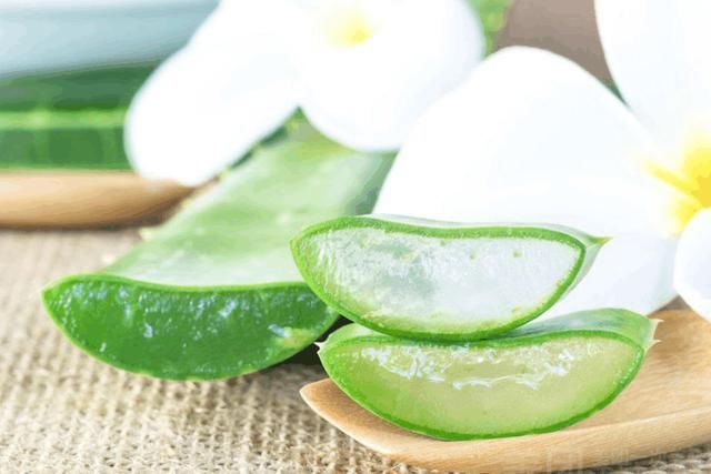 后背有这3个表现，暗示毛孔内螨虫过多，3方法轻松清走“垃圾”