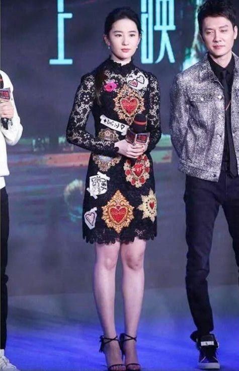 刘亦菲是认真的吗？穿圆环裙来不是秀性感，而是来晾赘肉的！