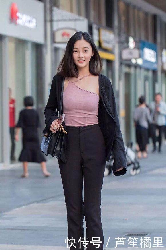 迷人|街拍看到小姐姐弯腰穿袜子的样子好迷人,魅力在不经意间散发