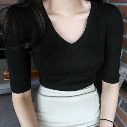 现在的女人越来越迷人，只因穿了这么洋气的小衫