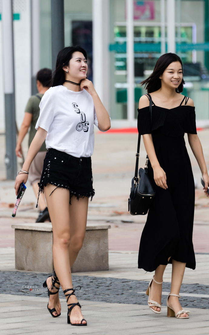 路人街拍，炎热的夏季热裤跟大长腿更配哦