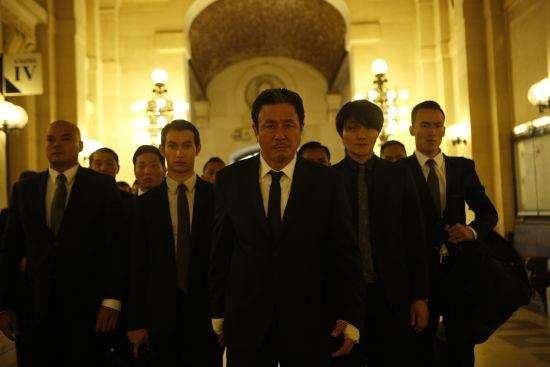 这个性感美女，一手创立贩毒集团，还光明正大秀身材晒武器