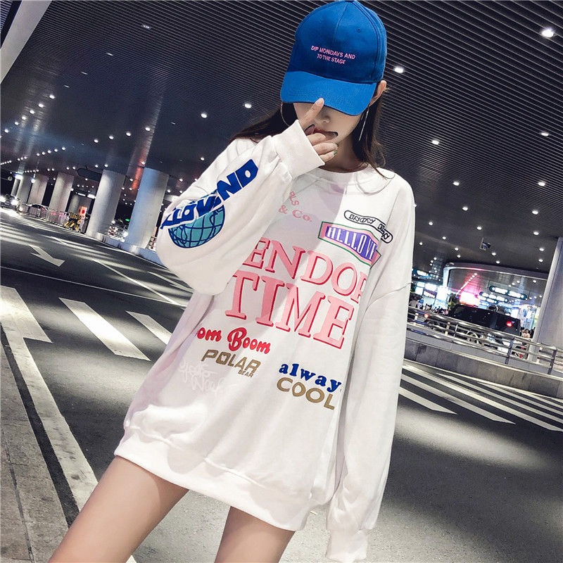 女人再漂亮，少穿裙子配打底裤，现流行“卫衣裙”，配短裤美到翻