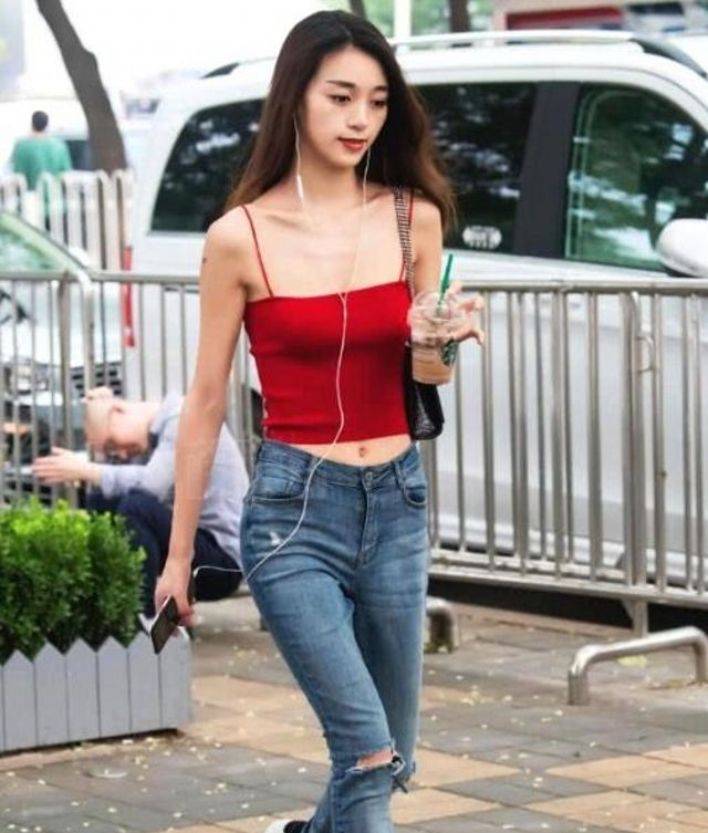  美女：路人街拍:身材苗条的靓丽美女,曼妙韵味看起来魅力十足!