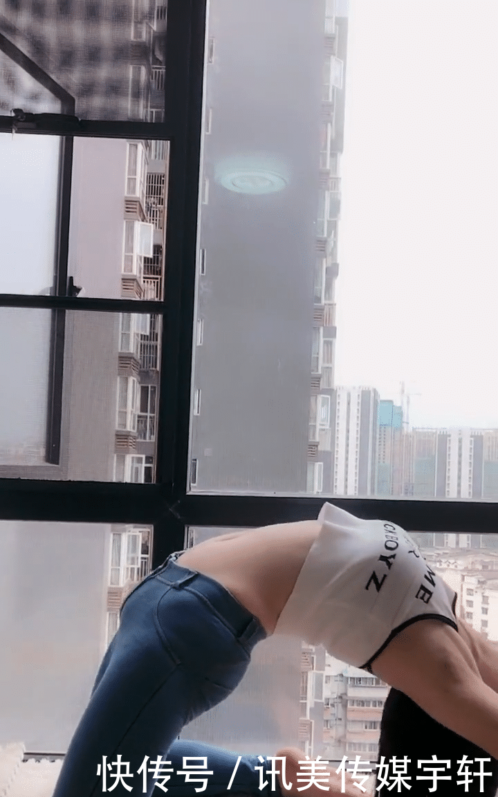  『美女』摄影：美女穿上牛仔裤，做出高难度动作，展现身体柔韧美