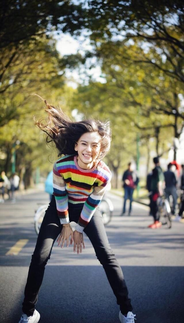 29岁杨颖真会穿!一袭深V吊带长裙端庄优雅,网友:黄晓明好福气