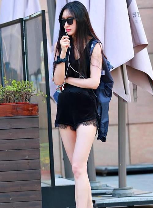  「条纹」街拍：天生丽质的美女，一条黑白色条纹连衣裙，时尚青春靓丽气息