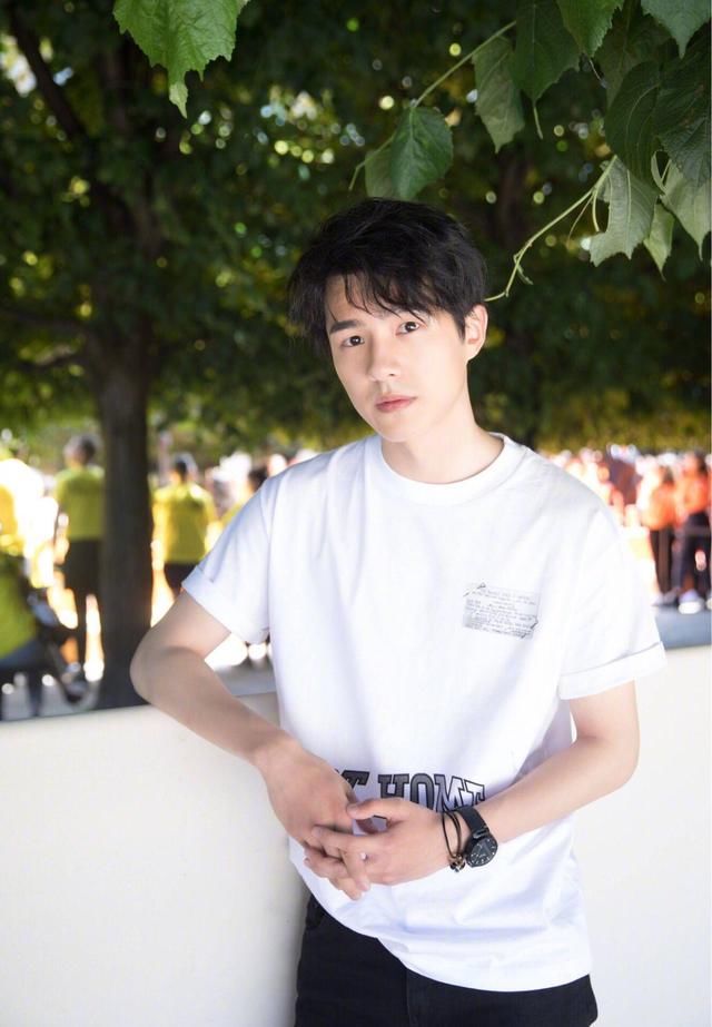 人手一件的T恤你说土，刘昊然搭配告诉你，那是你不会穿而已！