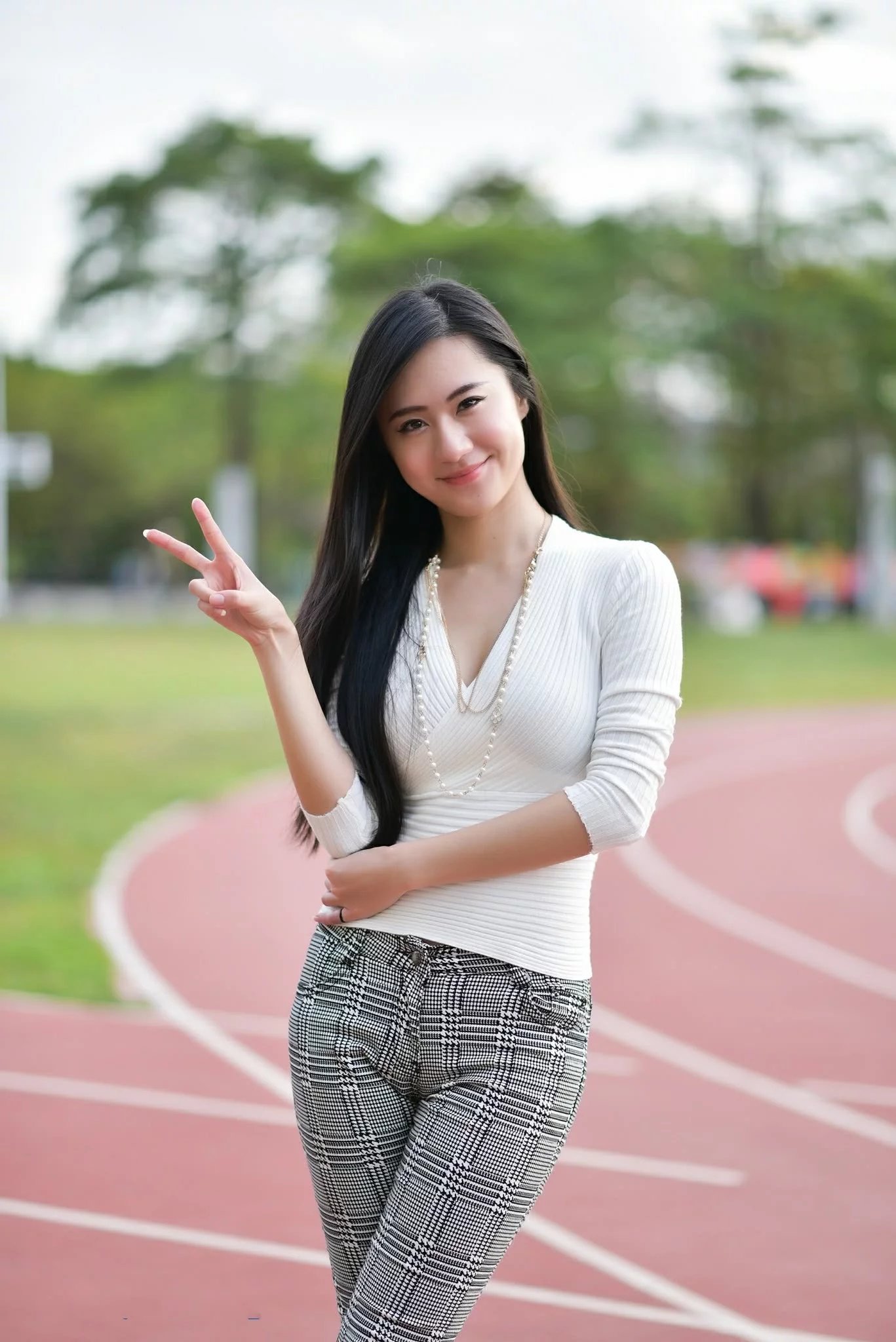 夏季最受欢迎的紧身裤，小姐姐霸道眼神让你无地自容，修长筷子腿