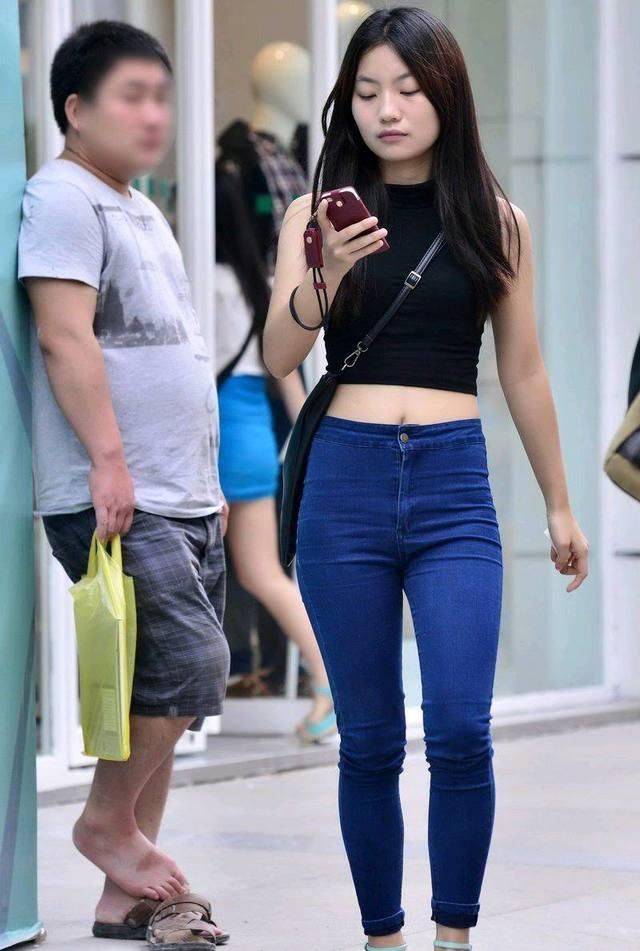  『美女』街拍美女美女穿紧身牛仔裤,那气质,路人忍不住看了一眼