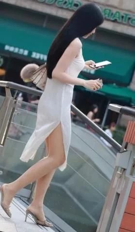 丝质开叉连衣裙搭配高跟鞋，高贵典雅的贵气感美丽又显身材