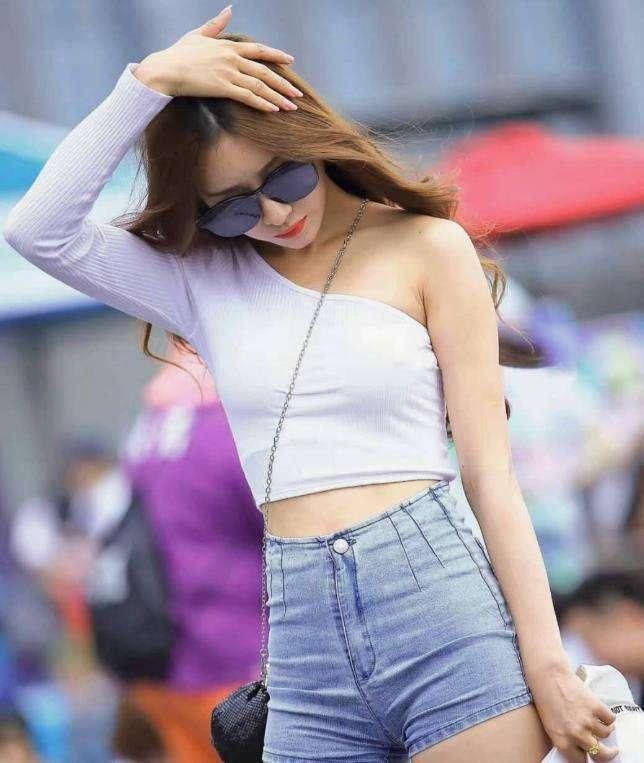 小姐姐白色低胸背心，配上牛仔热裤，展现了她身材的曲线美!