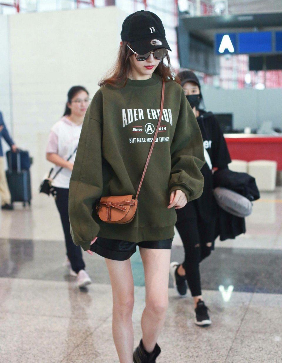 唐嫣也有挑错裤子的时候，她穿这条裤子，腿看起来一只粗一只细!