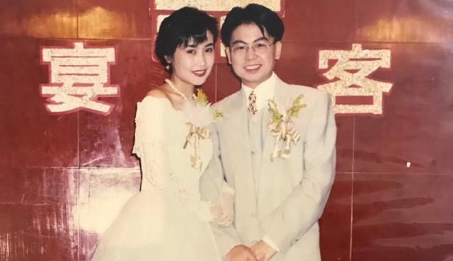  『黄一山』周星驰御用配角庆祝结婚25周年，娇妻罕出镜，美貌出众不输女明星