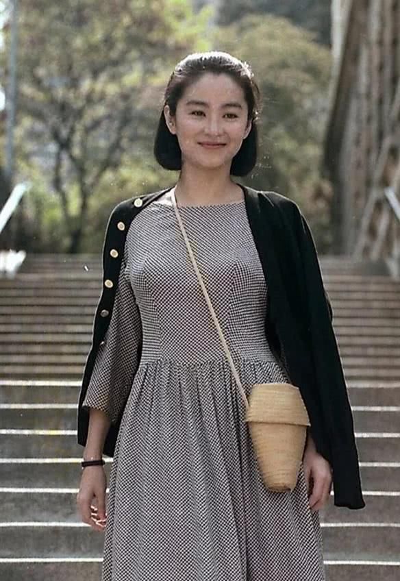  【气质】林青霞早年大妈造型玩得透，粉裙衬出尤物身材，手舞丝巾风情万种