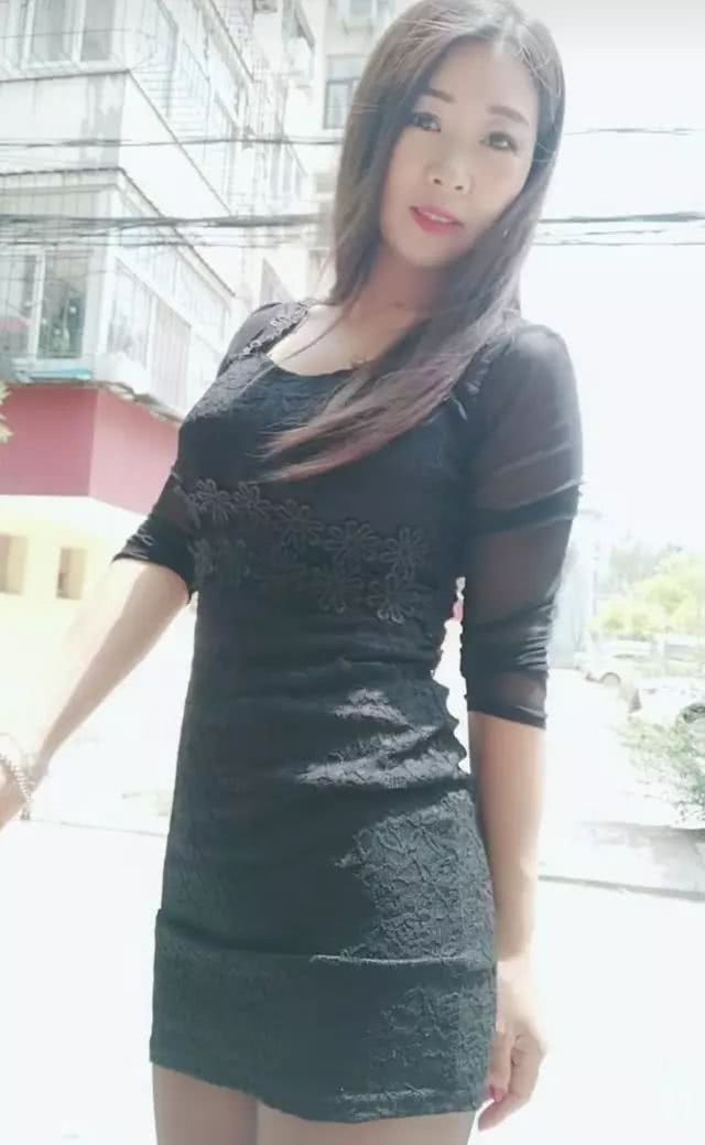 农村女人黑丝袜配包臀裙，浓妆艳抹给谁看？