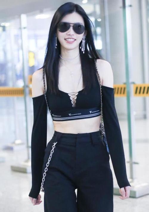 奚梦瑶为了性感太拼，竟用两条铁链当肩带，这真是最Low的时尚！