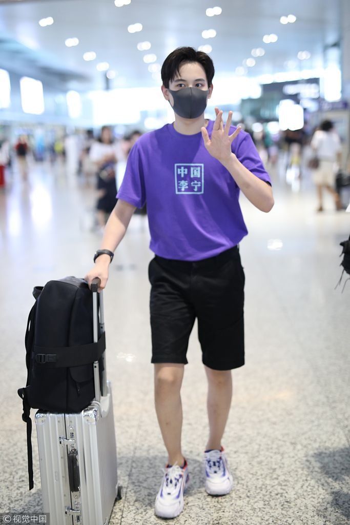 胡先煦抓耳挠腮对镜头做手势  拿“昆仑山胡某”手机壳暴露中二属