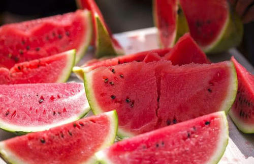 4毛钱一斤也卖不出去，西瓜价格一跌再跌，听听专家是怎么说的